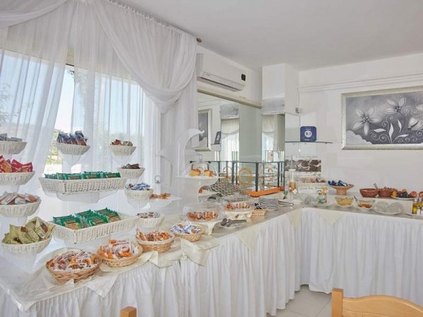 Tavolo da colazione con vari cestini di snack.