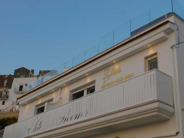 Facciata di un edificio con balcone e insegna.