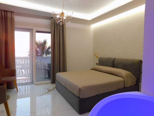 Camera con letto matrimoniale e balcone.
