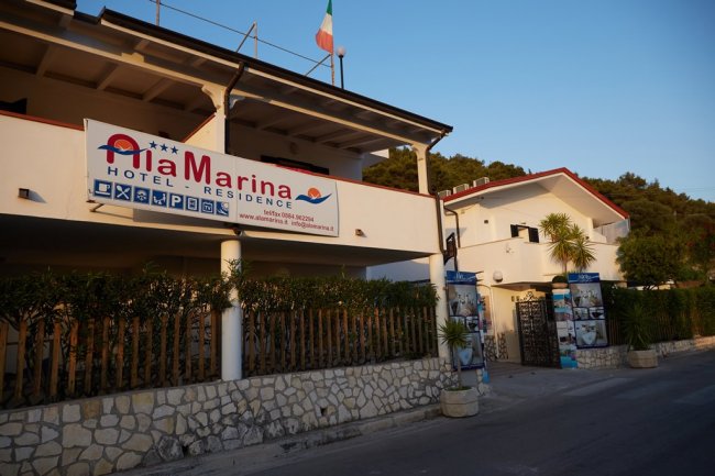 Edificio dell'hotel con insegna 