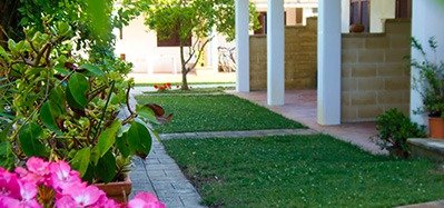 Giardino con fiori rosa e vialetti.