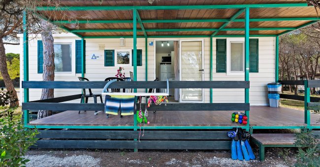 Casetta con veranda e accessori per il mare.