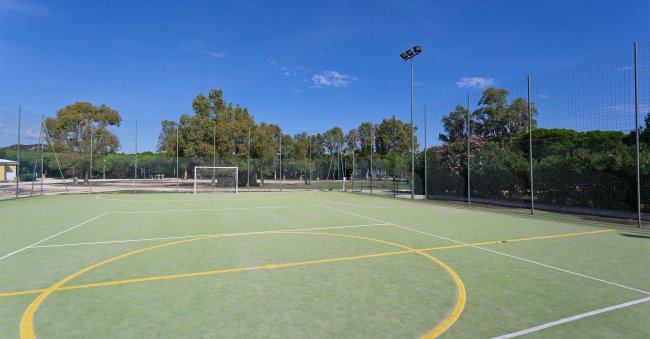 Campo da calcio in erba sintetica.