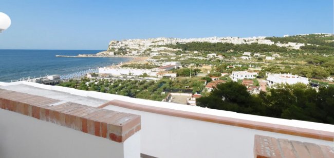 Vista panoramica su mare, città e colline.