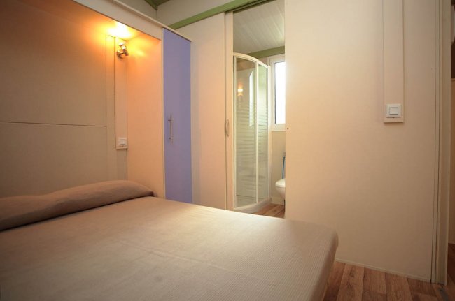 Camera con letto matrimoniale e bagno annesso.