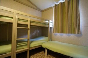 Camera con letti a castello e singolo.