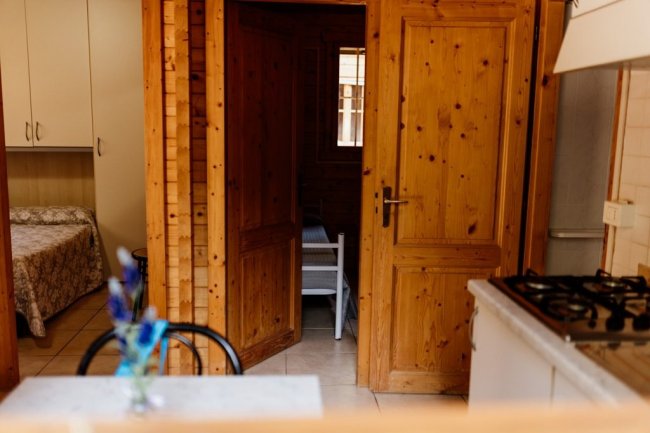 Interno di una casa con camere in legno.