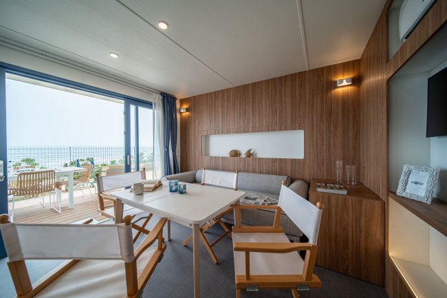 Sala da pranzo con vista sulla terrazza.