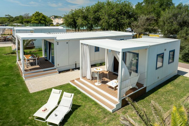 Bungalow moderni in un giardino.