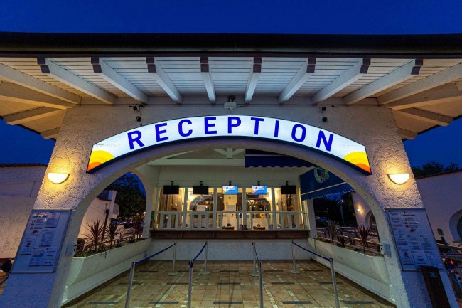 Entrata reception illuminata di notte.