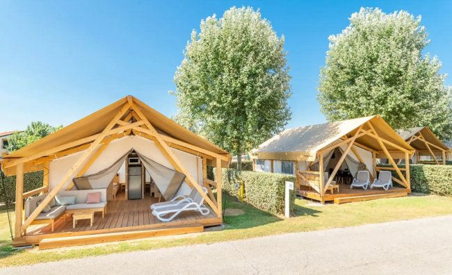 Tende glamping con veranda in legno.